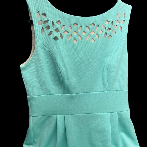 ➕Sangria Mint Green Sleeveless Dress with cut out design - Picture 2 of 11